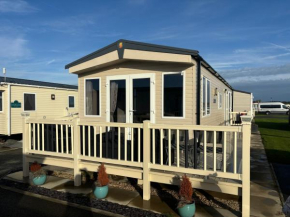 Palm Grove 121 - Golden Palm Resort - Pet friendly, WiFi, close to beach and clubhouse - Meadow Lakes Caravan & Lodge Hire
